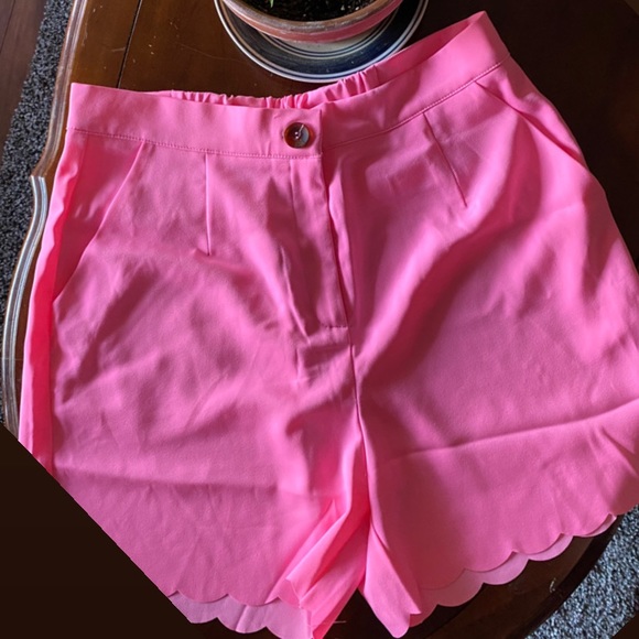 Pink scalloped Bermuda shorts - Picture 1 of 4